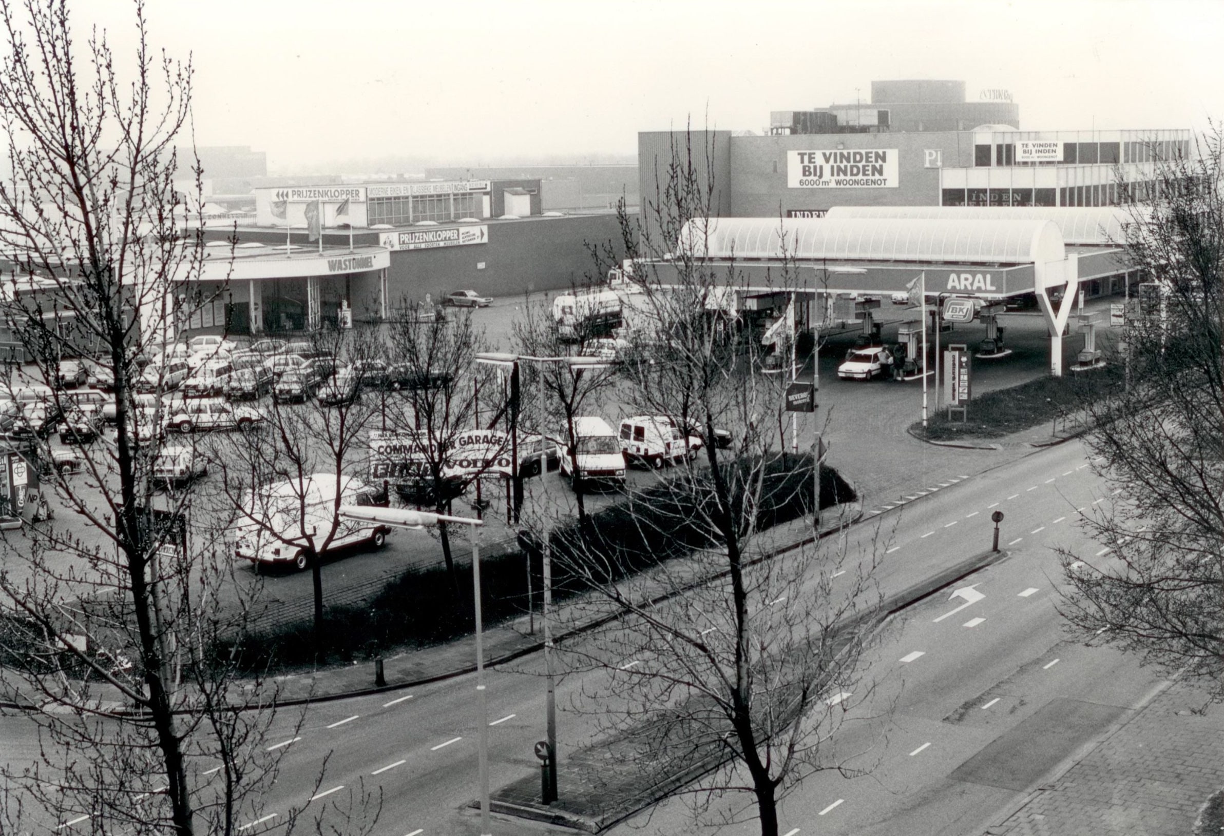 De Parallelweg van bovenaf: de wastunnel, Commandeur Garage, het tankstation en het pand van INDEN