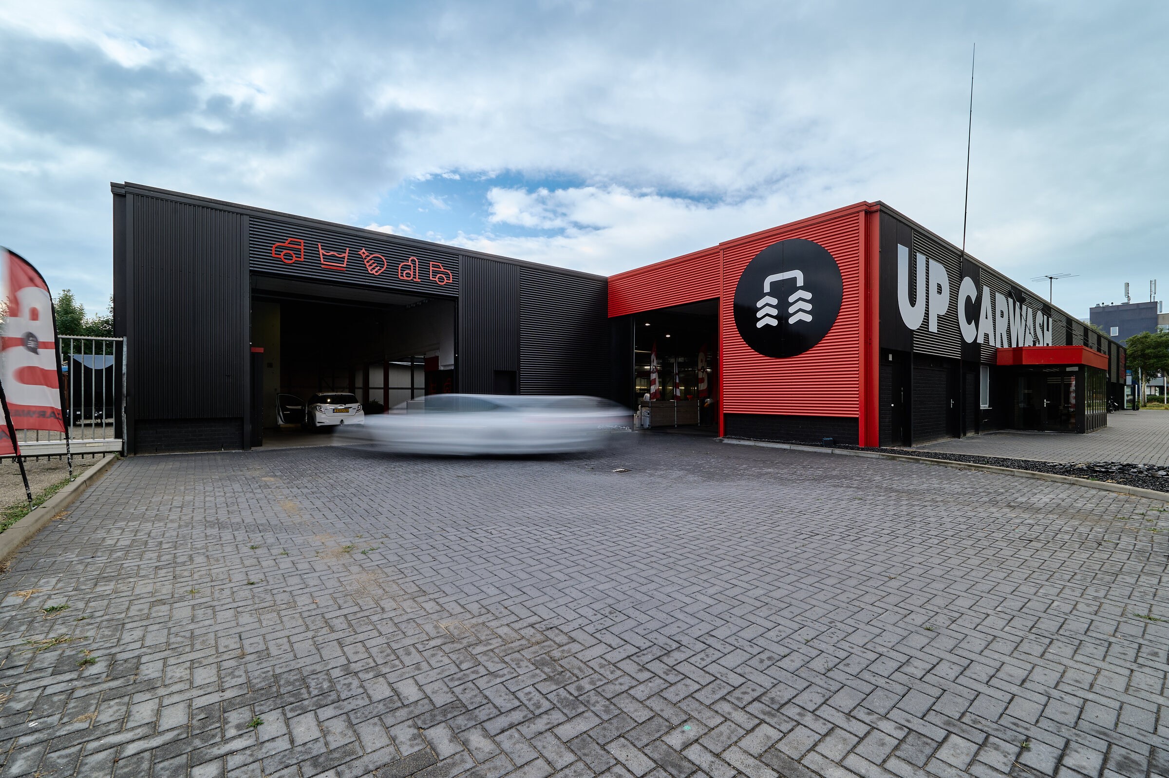 UP Carwash Alkmaar, met een auto die de wasstraat uit rijdt