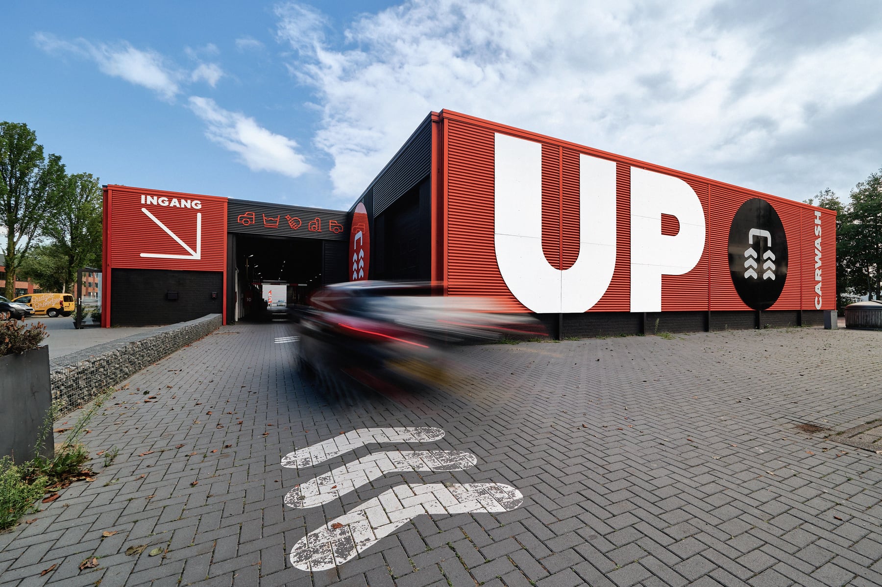 De vestiging in Alkmaar: wasstraat, binnenreiniging en ingang onder één dak